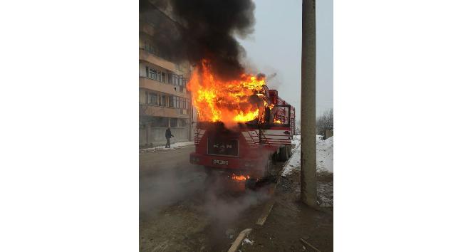 Isıtmak için altında ateş yakılan kamyon yandı