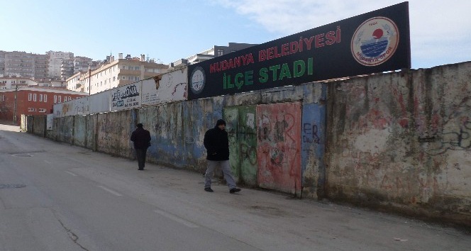 Mudanya Stadı’nın duvarları bakımsızlıktan dökülüyor