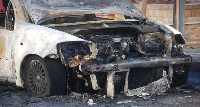 Efeler’de park halindeki araç yandı