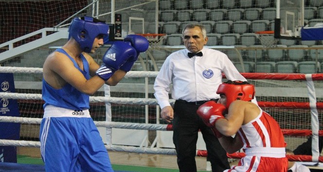 Türkiye Genç Erkekler Ferdi Boks Şampiyonası Sürüyor