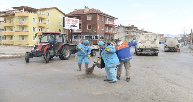 Isparta’da 44 mahallede kar sonrası temizlik seferberliği