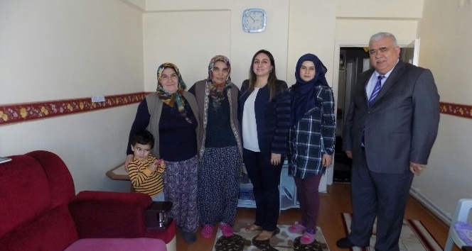 Vali Aykut Pekmez’in eşi Yeşim Pekmez Şehit Ailelerini ziyaret ediyor