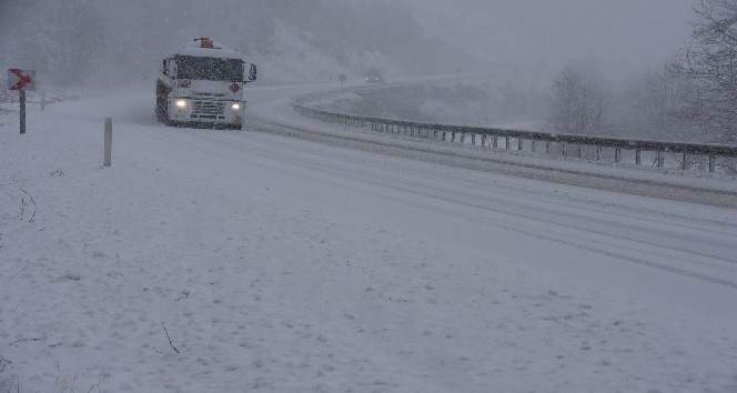 Sinop’ta yoğun kar yağışı sürücülere zor anlar yaşattı