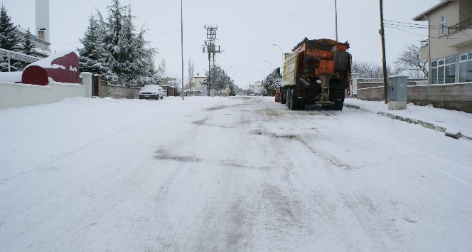 Kırşehir merkezde bağlantısı kar yağışı nedeni ile kesilen köy yolları açıldı