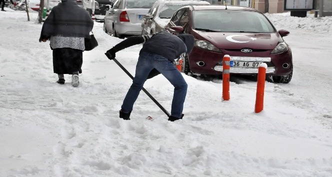 Kars’ta kar yağışı ve tipi, hayatı olumsuz etkiledi