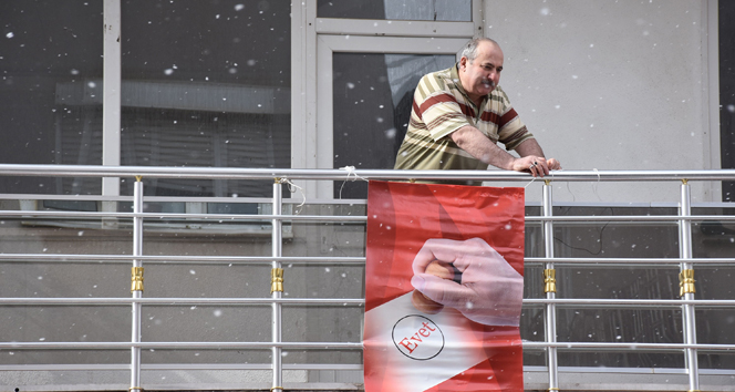 Bayrak asan dayı: 'Bayrağımı asacağım, 'evet’e basacağım’