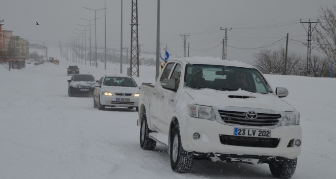 Bitlis’te 100 araç karda mahsur kaldı