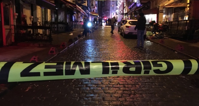 Beyoğlu’nda silahlı kavga: 1’i polis 4 yaralı