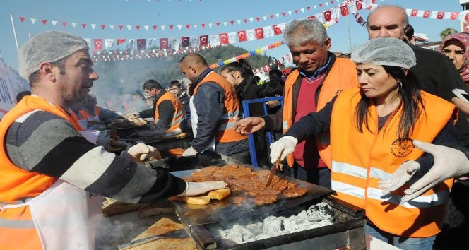 Osmaniye’de sucuk-ekmek festivalinde 2 ton sucuk dağıtıldı