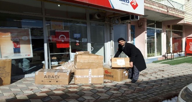 İHH’li kadınların ördüğü kazaklar Suriyeli çocukları ısıtacak