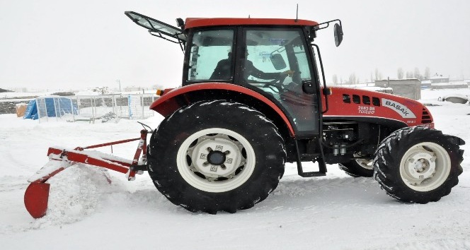 Kars’ta kar temizliğine traktörlü çözüm