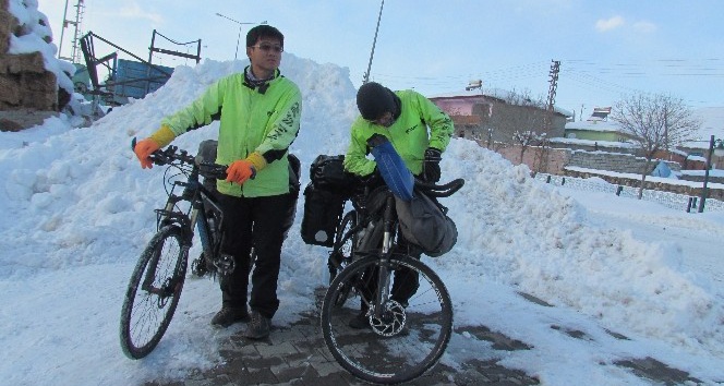 Bisikletle dünya turu kar engeline takıldı