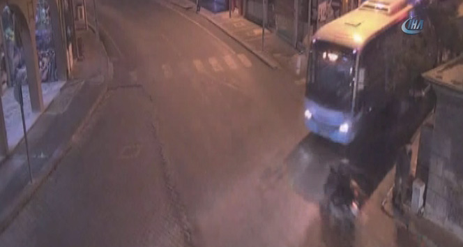 Kütahya&#039;da halk otobüsü ile motosikletin çarpışma anı kamerada