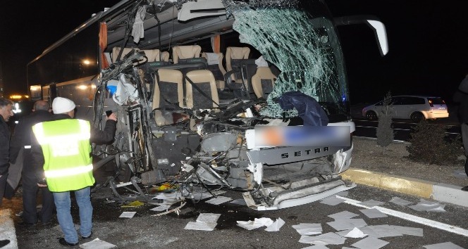 Uşak’ta otobüs kamyona arkadan çarptı: 1 ölü, 12 yaralı