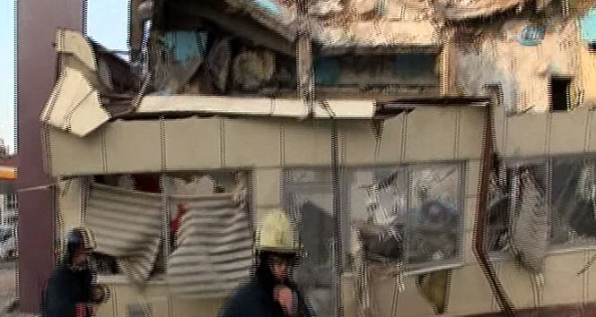 Beyoğlu&#039;nda bina çöktü: 2 yaralı
