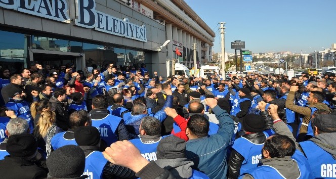 Karabağlar’da belediye işçileri greve gitti