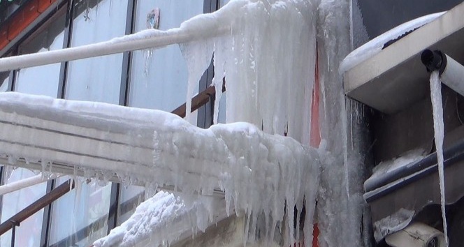 Kars’ta çatılarda iki metrelik buz sarkıtları oluştu