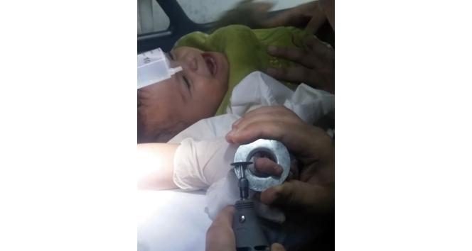 Parmağı küllüğe sıkışan bebeği AFAD ekipleri kurtardı