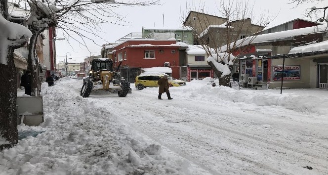 Bingöl Belediyesi karla mücadele çalışmalarını sürdürüyor