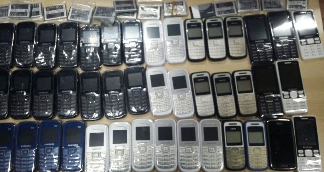 Bolu’da bir araçta çok sayıda kaçak cep telefonu yakalandı