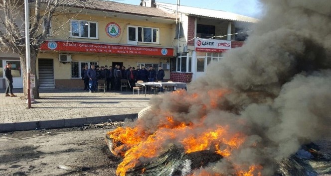 Bolu’da nakliyeciler lastik yakarak eylem yaptı
