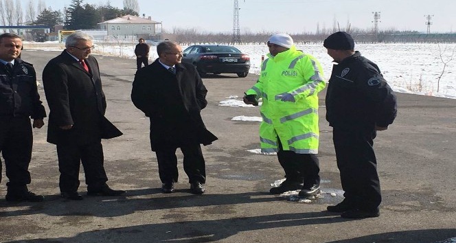 Vali Tapsız, polis uygulama noktasını denetledi