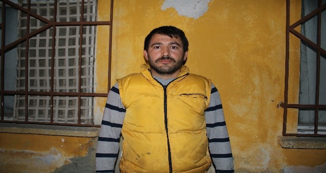 Muhtara uyup silahla poz verince gözaltına alındı