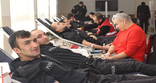 Karaman’da polis adayları kan bağışında bulundu