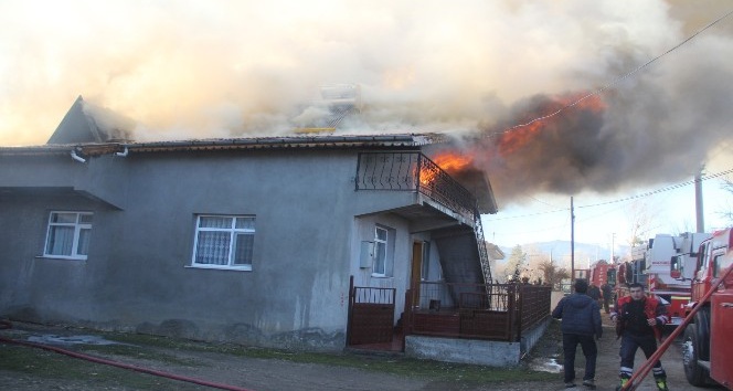 Bolu’da iki katlı ev, ahır ve samanlık yandı
