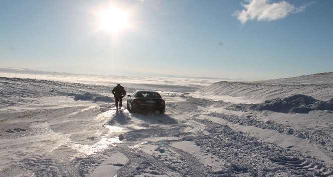 Kars’ta tipiden kapanan yolda araçlar yolda kaldı