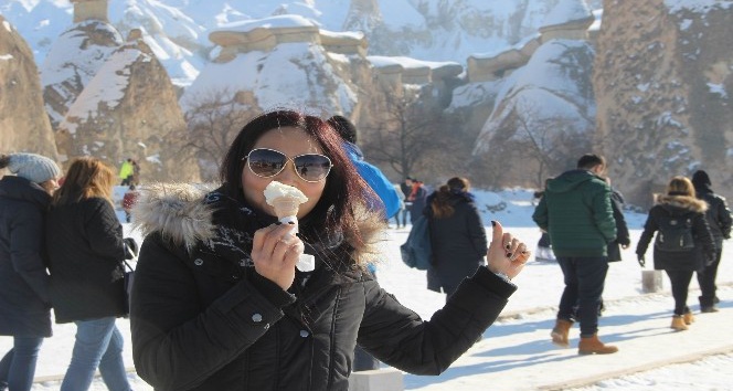 Turistlerin eksi 15 derecede dondurma keyfi