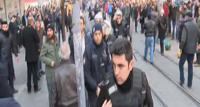 Kadıköy’de ‘hayır’ bildirisi dağıtan grupla polis arasında gerginlik