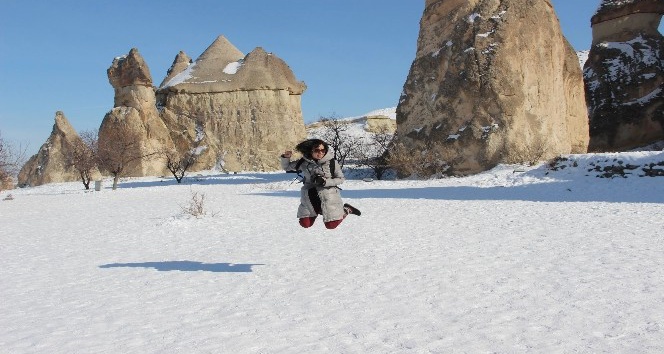 Karlar altındaki Kapadokya turistleri büyüledi