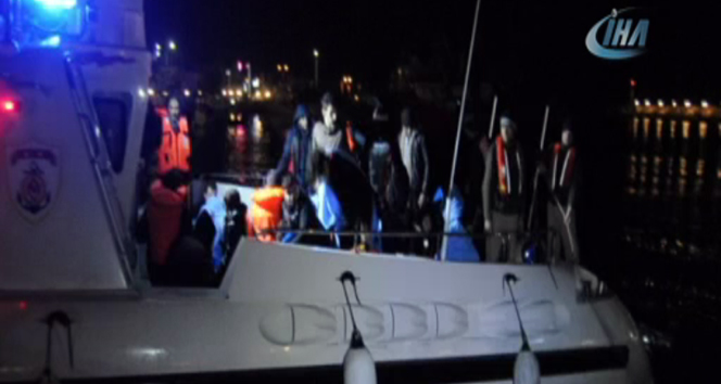 Ege&#039;de kaçak göçmenleri taşıyan bot battı: 1 ölü