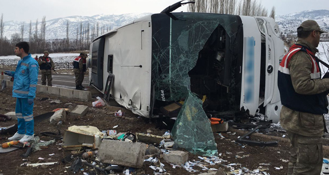 Sivas&#039;ta yolcu otobüsü devrildi: 1 ölü, 36 yaralı