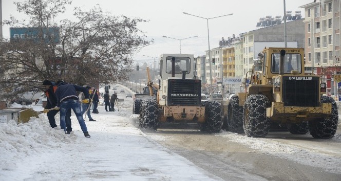 Tunceli Belediyesi karla mücadele çalışmalarını sürdürüyor