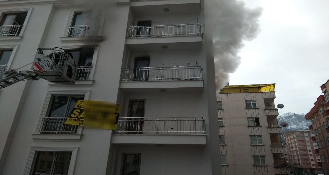 Rize’de bir apartman dairesinde çıkan yangın paniğe neden oldu