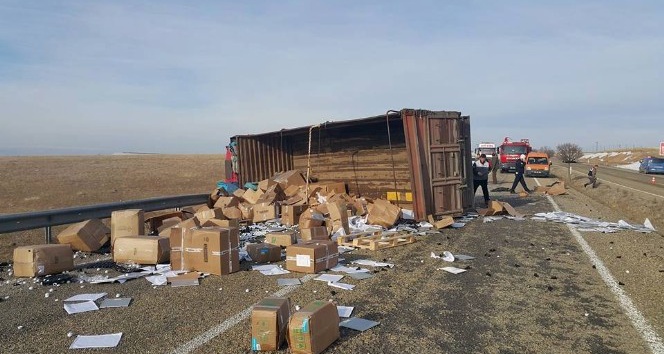 Ankara-Kayseri karayolunda kamyon yan yattı