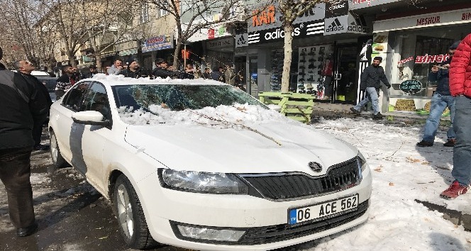Kar kütlesi araçta hasar oluşturdu