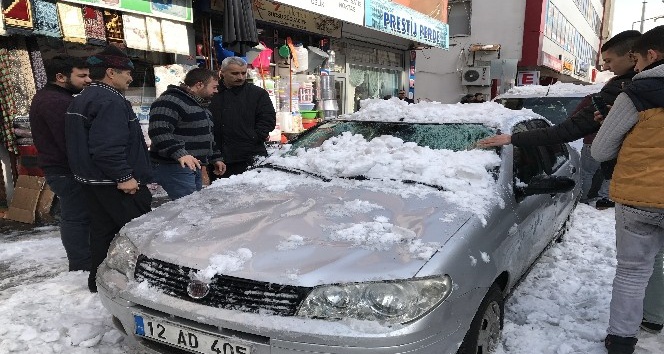 Bingöl’de 3 aracın üzerine kar düştü