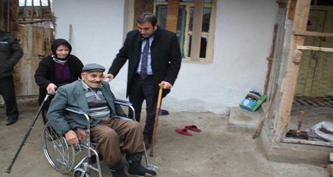 Sungurlu Belediyesi’nden tekerlekli sandalye yardımı