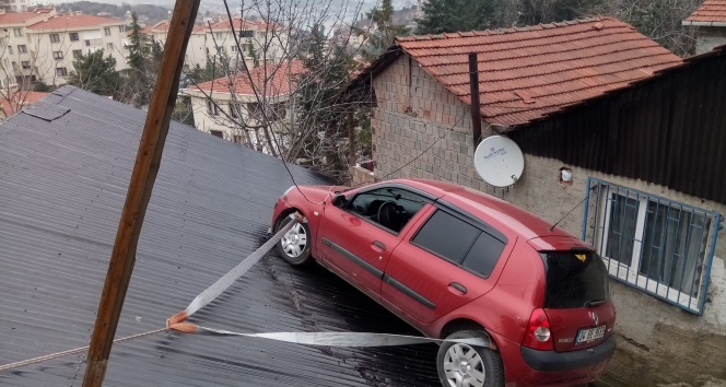 Fren yerine gaza basan kadın sürücünün kullandığı otomobil çatıya uçtu