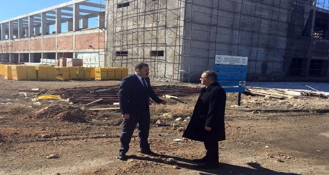 Vali Tapsız, Karaman’da devam eden spor yatırımlarını inceledi