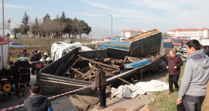 İstanbul Sancaktepe’de kontrolden çıkan tır kamyonu ezdi: 2 yaralı