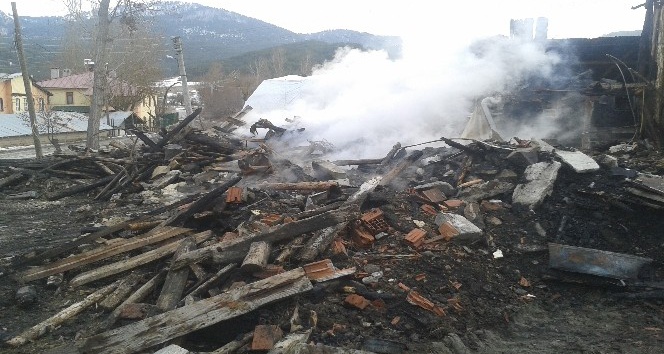Bolu’nun Mudurnu ilçesinde 2 katlı ev yandı