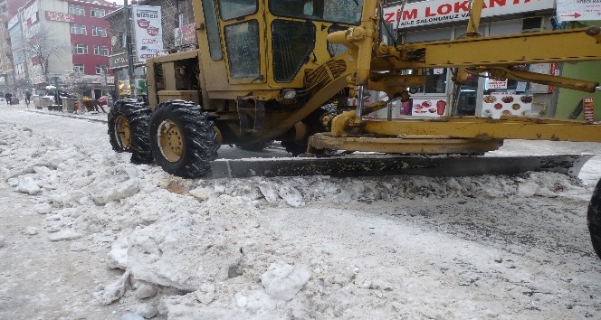 Kars Belediyesi cadde ve kaldırımların karını temizledi