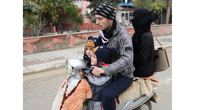 Adana&#039;da elektrikli bisiklette tehlikeli yolculuk görenleri şaşırttı