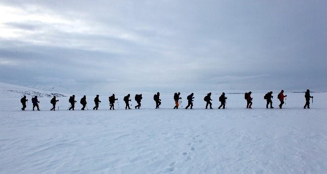 Gazeteciler buz tutan Çıldır Gölü’nde 8 kilometre yürüdü ve kamp yaptı