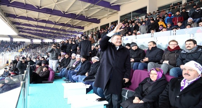 Bakan Eroğlu’nun gol sevinci kamerada