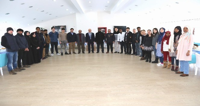 Rektör Karacabey, yabancı uyruklu öğrencilerle bir araya geldi